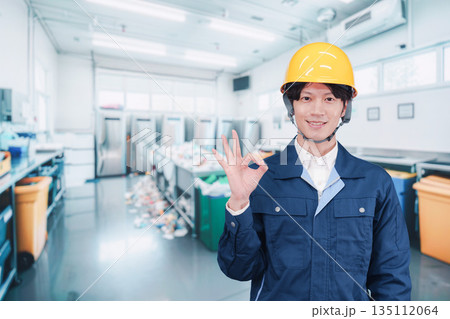 ごみ収集場で作業をする作業服を着た男性 ごみ収集場で作業をする作業服を着た男性 135112064