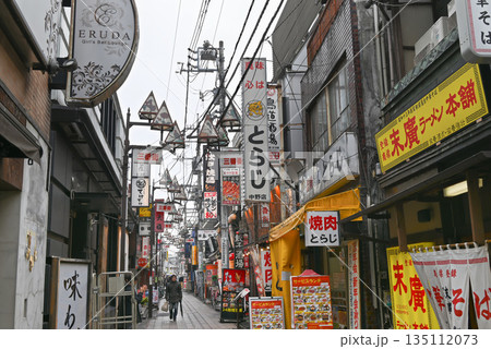 【東京都中野区】中野駅北口の飲食店街・三番街の風景 135112073
