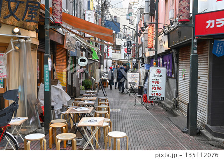 【東京都中野区】中野駅北口の飲食店街・狸小路の風景 【東京都中野区】中野駅北口の飲食店街・狸小路の風景 135112076