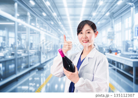 ワインの研究開発をする白衣を着た女性 ワインの研究開発をする白衣を着た女性 135112307