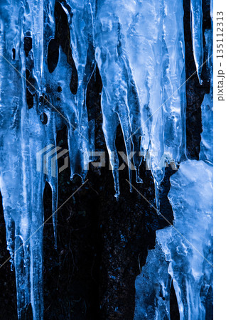 冬の絶景！壮大な氷の彫刻 135112313