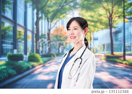 いきいきとした表情で外を歩く女性ドクター いきいきとした表情で外を歩く女性ドクター 135112388