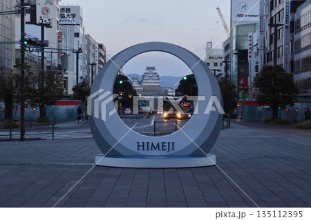 早朝の姫路駅前から眺める姫路城方面の大手前通り 135112395