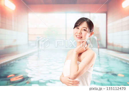 温泉でリフレッシュをする若い女性 135112470