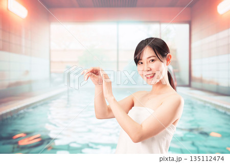 温泉でリフレッシュをする若い女性 135112474