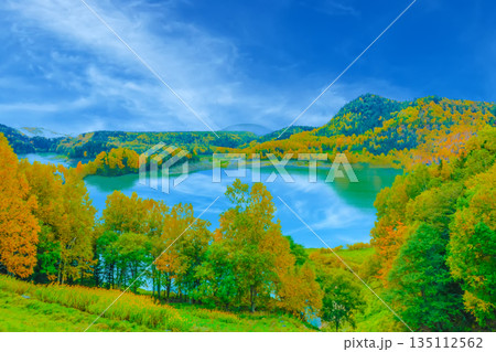 紅葉の始まった大沼と湖 135112562