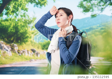 アウトドアでバテる若い女性 アウトドアでバテる若い女性 135112595