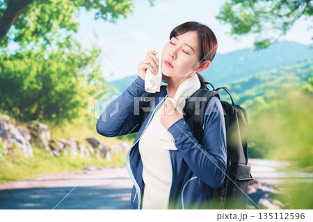 アウトドアでバテる若い女性 135112596