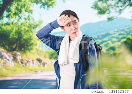 アウトドアでバテる若い女性 135112597