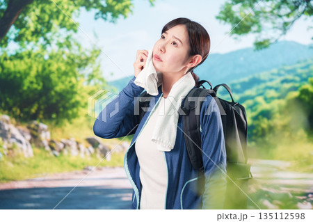 アウトドアでバテる若い女性 135112598