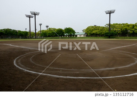 綺麗に整備された野球グラウンド 135112716