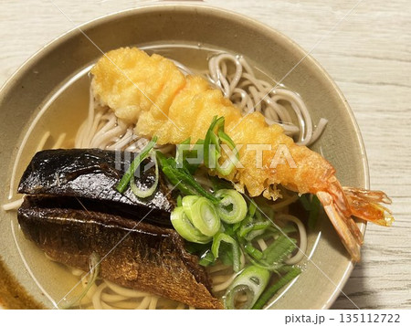 美味しそうな海老の天ぷらとにしんの蕎麦 美味しそうな海老の天ぷらとにしんの蕎麦 135112722