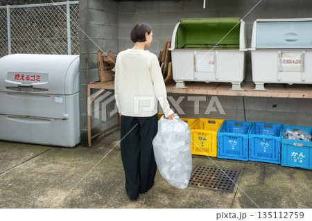 ゴミ出しをする女性 135112759