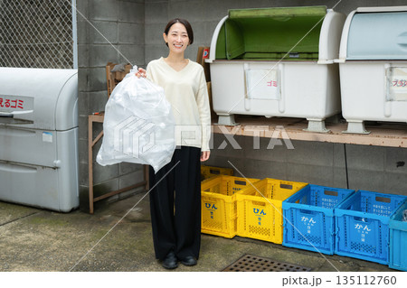 ゴミ出しをする女性 135112760