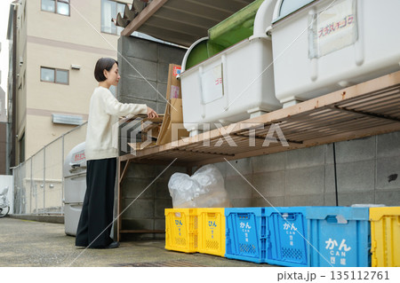 ゴミ出しをする女性 135112761