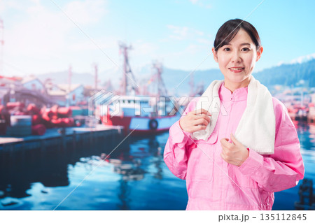 漁師として働く若い女性 135112845