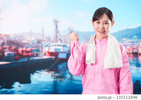 漁師として働く若い女性 135112846