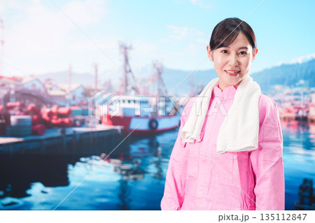 漁師として働く若い女性 漁師として働く若い女性 135112847