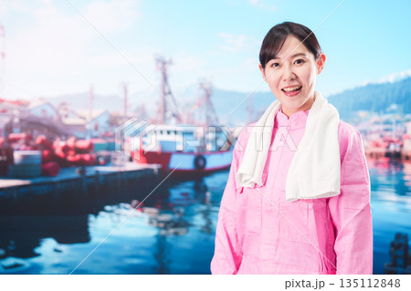 漁師として働く若い女性 135112848