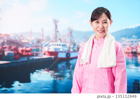 漁師として働く若い女性 135112849