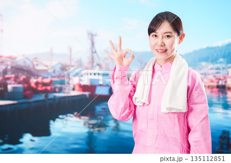 漁師として働く若い女性 135112851