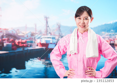 漁師として働く若い女性 135112853