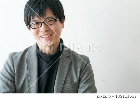 メガネをかけた30代ビジネスマン 135113018