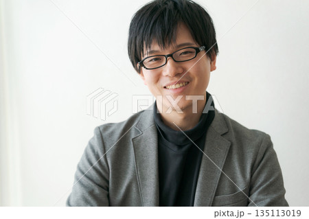 メガネをかけた30代ビジネスマン 135113019