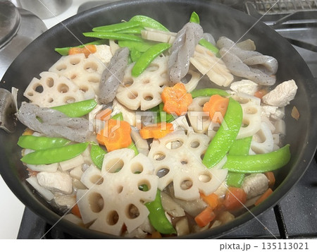 調理中の美味しそうな筑前煮 調理中の美味しそうな筑前煮 135113021