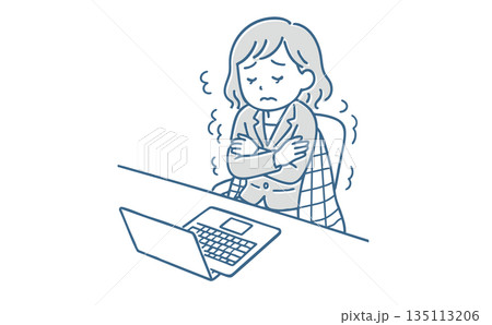 オフィスで寒さに震える女性 オフィスで寒さに震える女性 135113206