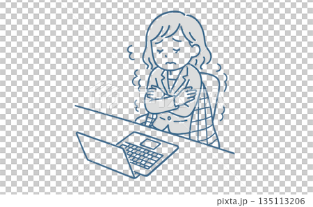 オフィスで寒さに震える女性 オフィスで寒さに震える女性 135113206