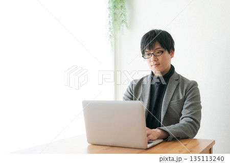 ノートパソコンを使う男性 135113240