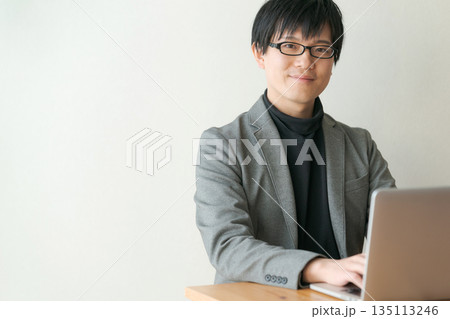 ノートパソコンを使う男性 ノートパソコンを使う男性 135113246