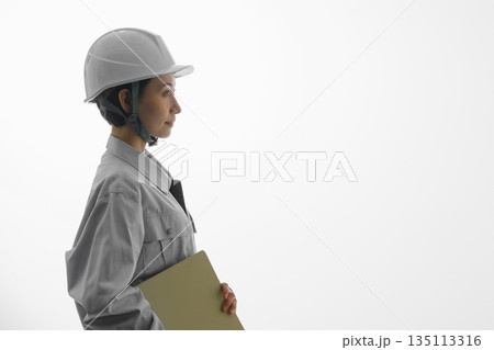 ヘルメットを被った作業員 135113316