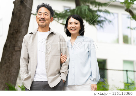 散歩をする熟年夫婦　ライフスタイルイメージ 135113360