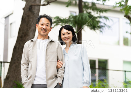 散歩をする熟年夫婦　ライフスタイルイメージ 135113361