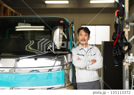 トラックの前でポーズをとるミドル男性　建設イメージ 135113372