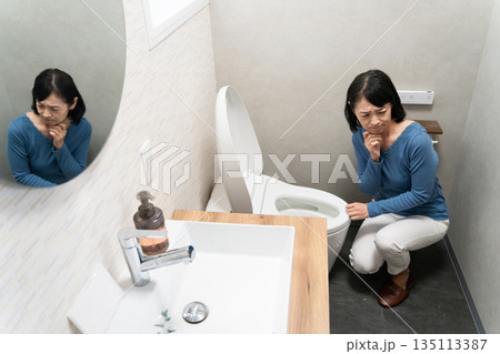 トイレのトラブルで困るミドル女性　ライフスタイルイメージ 135113387