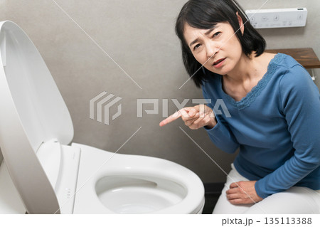 トイレのトラブルで困るミドル女性 ライフスタイルイメージ トイレのトラブルで困るミドル女性 ライフスタイルイメージ 135113388