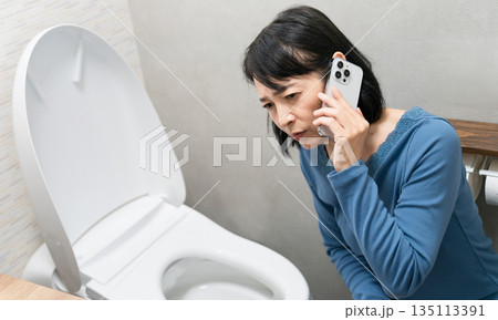 トイレのトラブルで困るミドル女性 ライフスタイルイメージ トイレのトラブルで困るミドル女性 ライフスタイルイメージ 135113391