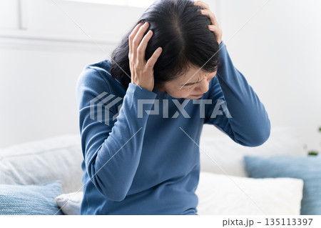 ソファーに座っているミドル女性 ライフスタイルイメージ ソファーに座っているミドル女性 ライフスタイルイメージ 135113397