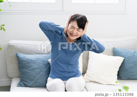 ソファーに座っているミドル女性　ライフスタイルイメージ 135113398