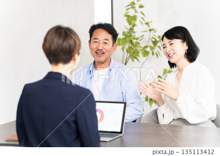 熟年夫婦と保険外交員　ビジネスイメージ 135113412