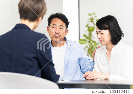 熟年夫婦と保険外交員 ビジネスイメージ 熟年夫婦と保険外交員 ビジネスイメージ 135113413