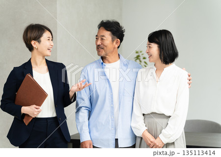 熟年夫婦と保険外交員　ビジネスイメージ 135113414