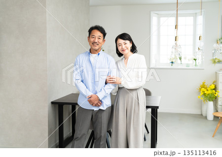 ミドル男性と女性の仲良し熟年夫婦 ライフスタイルイメージ ミドル男性と女性の仲良し熟年夫婦 ライフスタイルイメージ 135113416