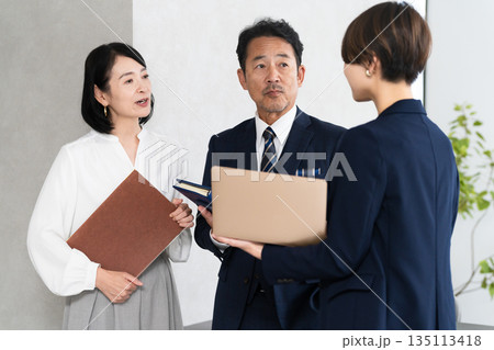 打ち合わせをするビジネスパーソン 打ち合わせをするビジネスパーソン 135113418