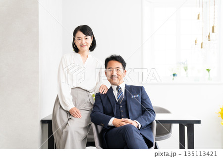 ミドル男性と女性のポートレート ビジネスイメージ ミドル男性と女性のポートレート ビジネスイメージ 135113421