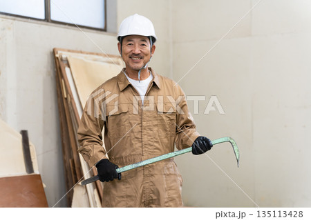 建設現場で働くミドル男性 135113428