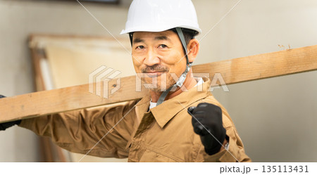 建設現場で働くミドル男性　 135113431